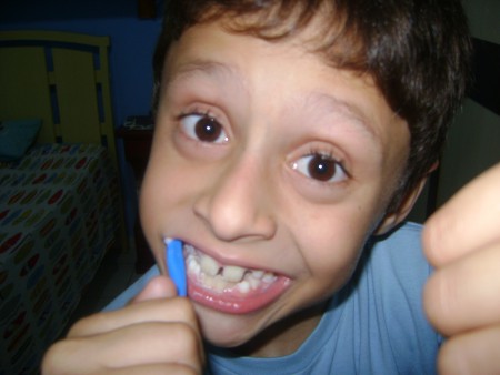 Henrique escovando os dentes